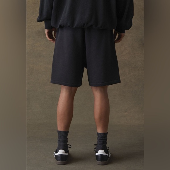 Essentials Fear of God Essentials Men’s "BLACK"
STRETCH LIMO SWEATSHORTS | NEW🔥 - Picture 5 of 16